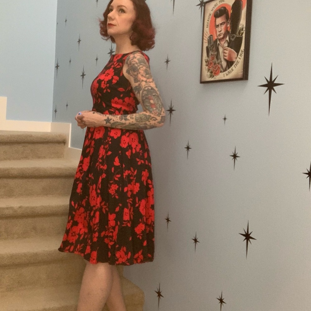 Dolly and Dottie red and black flowered pinup vintage style swing dress - Picture 2 of 7